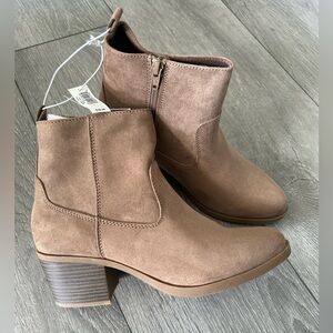 New old navy women’s boots size 8